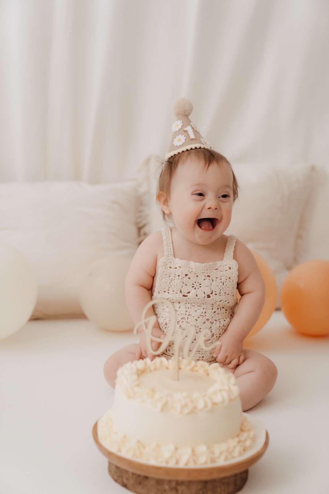 Kand mat Gebuertsdagshittchen laacht hannert sengem Kuch, Cake Smash Shooting am Homestudio zu Elvange