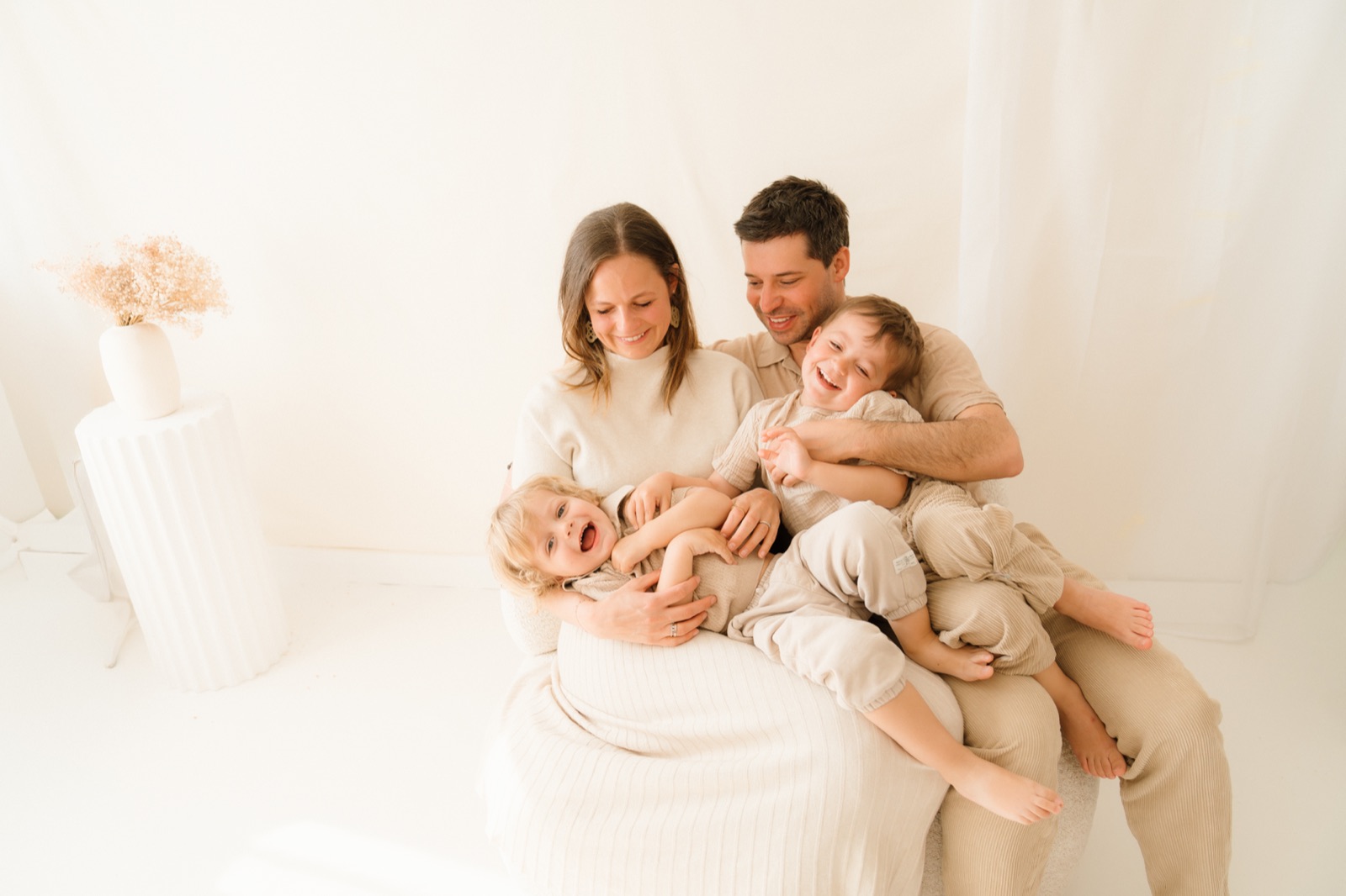 Famill laacht a kuschelt zesummen am Homestudio, Family Shooting zu Lëtzebuerg