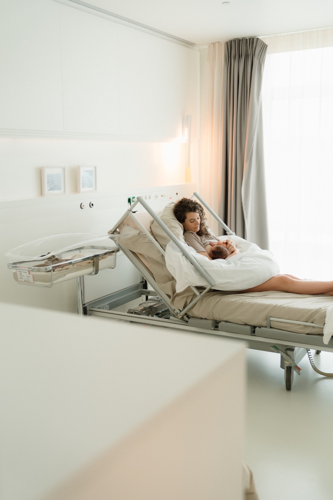 Mama mat hirem Neigebuerenen am Bett an der Maternité, Fresh48h Shooting zu Lëtzebuerg