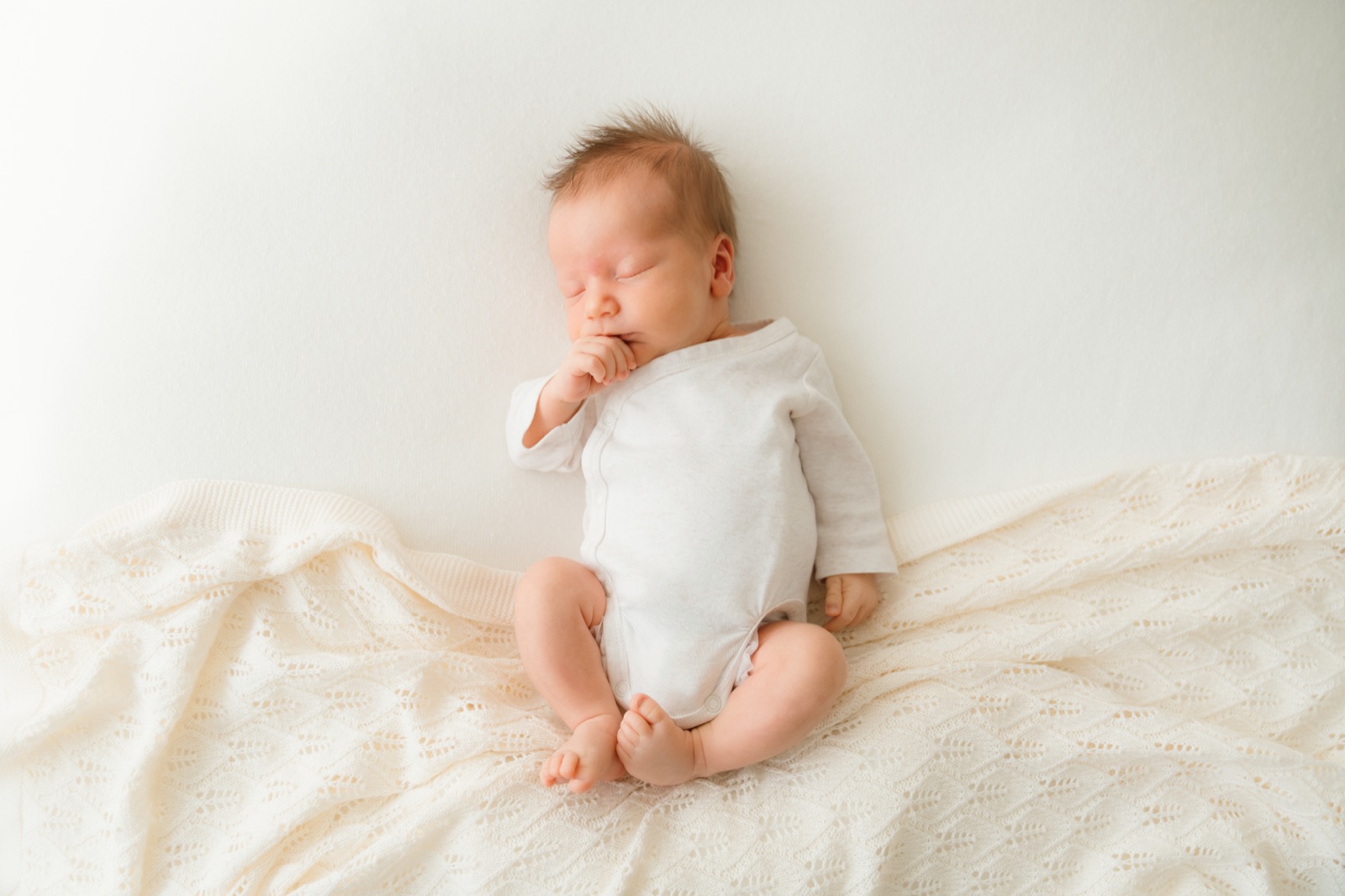 Neigebueren Bebe schléift op enger Strécklacken, Newborn Shooting zu Lëtzebuerg